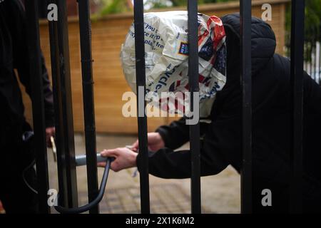 Squatters au pub York & Albany près de Regent's Park, Londres. Ils ont repris le pub Gordon Ramsay qui est actuellement mis en vente avec un prix indicatif de 13 millions de livres sterling. Le groupe s’est enfermé dans l’hôtel classé Grade II et gastropub situé juste à l’extérieur de Regent’s Park la semaine dernière. Date de la photo : mercredi 17 avril 2024. Banque D'Images