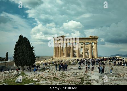 Touristes au Parthénon à Athènes par un matin nuageux au début du printemps Banque D'Images