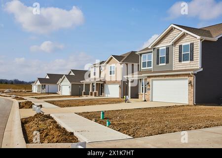 Maisons de banlieue modernes dans le nouveau développement, Street View Banque D'Images