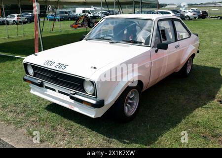 Vue de trois quarts de face d'une voiture de rallye Ford Escort MkII blanche de 1980, exposée au salon de l'automobile britannique de 2023 Banque D'Images