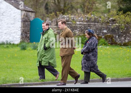 Arcliffe, Yorkshire du Nord. 17 avril 2024. L'acteur Callum Woodhouse est repéré sur le plateau de toutes les créatures grandes et petites. Il a été absent pendant la série 4 mais a été vu filmer sur place dans les Yorkshire Dales aux côtés des co-stars Nicholas Ralph (James Herriot) et Rachel Shenton (Helen Herriot). Il porte maintenant une moustache et un uniforme militaire. © Tom Holmes Photography / Alamy Live News. Banque D'Images