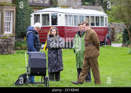 Arcliffe, Yorkshire du Nord. 17 avril 2024. L'acteur Callum Woodhouse est repéré sur le plateau de toutes les créatures grandes et petites. Il a été absent pendant la série 4 mais a été vu filmer sur place dans les Yorkshire Dales aux côtés des co-stars Nicholas Ralph (James Herriot) et Rachel Shenton (Helen Herriot). Il porte maintenant une moustache et un uniforme militaire. © Tom Holmes Photography / Alamy Live News. Banque D'Images