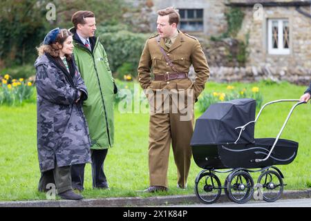 Arcliffe, Yorkshire du Nord. 17 avril 2024. L'acteur Callum Woodhouse est repéré sur le plateau de toutes les créatures grandes et petites. Il a été absent pendant la série 4 mais a été vu filmer sur place dans les Yorkshire Dales aux côtés des co-stars Nicholas Ralph (James Herriot) et Rachel Shenton (Helen Herriot). Il porte maintenant une moustache et un uniforme militaire. © Tom Holmes Photography / Alamy Live News. Banque D'Images