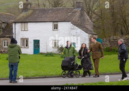 Arcliffe, Yorkshire du Nord. 17 avril 2024. L'acteur Callum Woodhouse est repéré sur le plateau de toutes les créatures grandes et petites. Il a été absent pendant la série 4 mais a été vu filmer sur place dans les Yorkshire Dales aux côtés des co-stars Nicholas Ralph (James Herriot) et Rachel Shenton (Helen Herriot). Il porte maintenant une moustache et un uniforme militaire. © Tom Holmes Photography / Alamy Live News. Banque D'Images