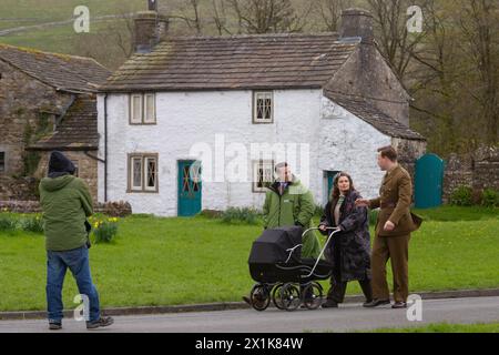 Arcliffe, Yorkshire du Nord. 17 avril 2024. L'acteur Callum Woodhouse est repéré sur le plateau de toutes les créatures grandes et petites. Il a été absent pendant la série 4 mais a été vu filmer sur place dans les Yorkshire Dales aux côtés des co-stars Nicholas Ralph (James Herriot) et Rachel Shenton (Helen Herriot). Il porte maintenant une moustache et un uniforme militaire. © Tom Holmes Photography / Alamy Live News. Banque D'Images