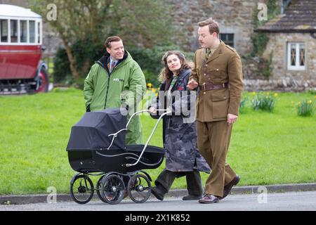 Arcliffe, Yorkshire du Nord. 17 avril 2024. L'acteur Callum Woodhouse est repéré sur le plateau de toutes les créatures grandes et petites. Il a été absent pendant la série 4 mais a été vu filmer sur place dans les Yorkshire Dales aux côtés des co-stars Nicholas Ralph (James Herriot) et Rachel Shenton (Helen Herriot). Il porte maintenant une moustache et un uniforme militaire. © Tom Holmes Photography / Alamy Live News. Banque D'Images