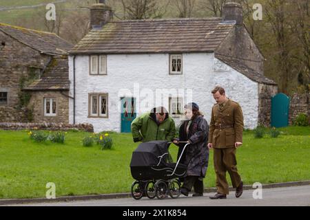 Arcliffe, Yorkshire du Nord. 17 avril 2024. L'acteur Callum Woodhouse est repéré sur le plateau de toutes les créatures grandes et petites. Il a été absent pendant la série 4 mais a été vu filmer sur place dans les Yorkshire Dales aux côtés des co-stars Nicholas Ralph (James Herriot) et Rachel Shenton (Helen Herriot). Il porte maintenant une moustache et un uniforme militaire. © Tom Holmes Photography / Alamy Live News. Banque D'Images