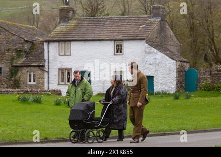 Arcliffe, Yorkshire du Nord. 17 avril 2024. L'acteur Callum Woodhouse est repéré sur le plateau de toutes les créatures grandes et petites. Il a été absent pendant la série 4 mais a été vu filmer sur place dans les Yorkshire Dales aux côtés des co-stars Nicholas Ralph (James Herriot) et Rachel Shenton (Helen Herriot). Il porte maintenant une moustache et un uniforme militaire. © Tom Holmes Photography / Alamy Live News. Banque D'Images