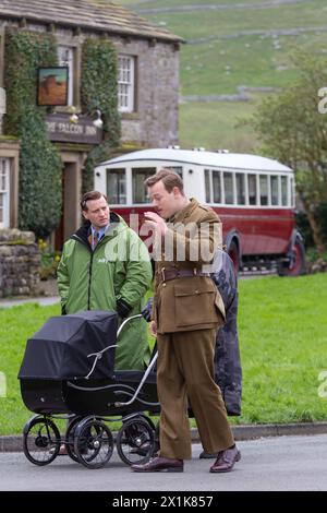 Arcliffe, Yorkshire du Nord. 17 avril 2024. L'acteur Callum Woodhouse est repéré sur le plateau de toutes les créatures grandes et petites. Il a été absent pendant la série 4 mais a été vu filmer sur place dans les Yorkshire Dales aux côtés des co-stars Nicholas Ralph (James Herriot) et Rachel Shenton (Helen Herriot). Il porte maintenant une moustache et un uniforme militaire. © Tom Holmes Photography / Alamy Live News. Banque D'Images