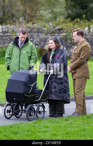 Arcliffe, Yorkshire du Nord. 17 avril 2024. L'acteur Callum Woodhouse est repéré sur le plateau de toutes les créatures grandes et petites. Il a été absent pendant la série 4 mais a été vu filmer sur place dans les Yorkshire Dales aux côtés des co-stars Nicholas Ralph (James Herriot) et Rachel Shenton (Helen Herriot). Il porte maintenant une moustache et un uniforme militaire. © Tom Holmes Photography / Alamy Live News. Banque D'Images