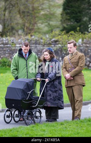 Arcliffe, Yorkshire du Nord. 17 avril 2024. L'acteur Callum Woodhouse est repéré sur le plateau de toutes les créatures grandes et petites. Il a été absent pendant la série 4 mais a été vu filmer sur place dans les Yorkshire Dales aux côtés des co-stars Nicholas Ralph (James Herriot) et Rachel Shenton (Helen Herriot). Il porte maintenant une moustache et un uniforme militaire. © Tom Holmes Photography / Alamy Live News. Banque D'Images