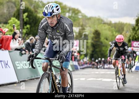 Huy, Belgique. 17 avril 2024. Espagnol Peio Pello Bilbao de Bahreïn victorieux photographié en action lors de la course masculine de la flèche Wallonne, course cycliste d'une journée (Waalse Pijl - flèche wallonne), à 199 km de Charleroi à Huy, mercredi 17 avril 2024. BELGA PHOTO ERIC LALMAND crédit : Belga News Agency/Alamy Live News Banque D'Images