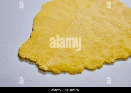 Pâte à pâtes faite à la main gros plan sur la surface blanche Banque D'Images