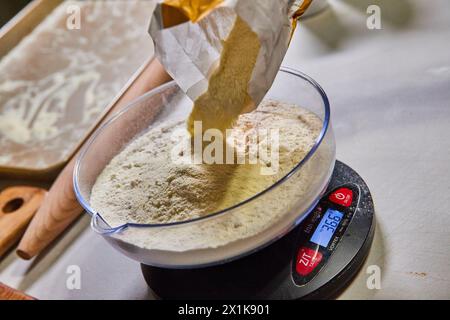 Mesure de la farine de précision pour la cuisson des pâtes, gros plan de l'échelle de cuisine Banque D'Images