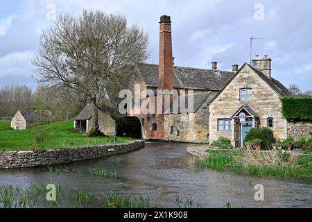 Le vieux moulin sur la rivière Eye dans Lower Slaughter dans le Cotswolds Gloucestershire Banque D'Images