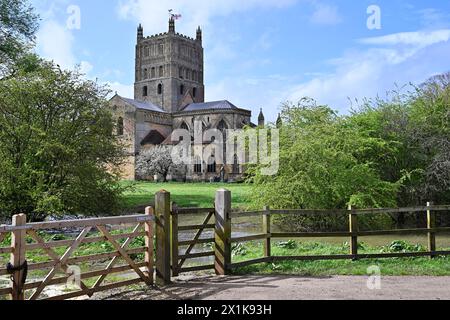 Une vue sur l'abbaye de Tewkesbury et la rivière Severn inondée Banque D'Images
