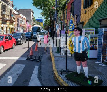 La Boca, Buenos Aires, Argentine - la figure de la légende du football Diego Maradona accueille les touristes devant un magasin. A l'arrière, la la Bombonera stad Banque D'Images