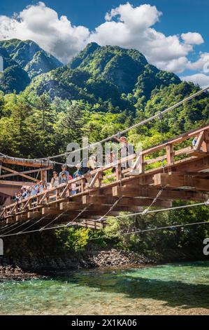 Touristes sur la passerelle de la rivière Azusa, Kamikōchi, Japon. Banque D'Images