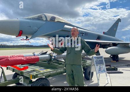 Lielvarde, Lettonie. 17 avril 2024. Le lieutenant-colonel Swen Jacob, commandant du contingent allemand, s’entretient avec des journalistes lors d’une journée médiatique devant un Eurofighter de l’armée de l’air allemande à la base aérienne de Lielvarde en Lettonie. Crédit : Alexander Welscher/dpa/Alamy Live News Banque D'Images