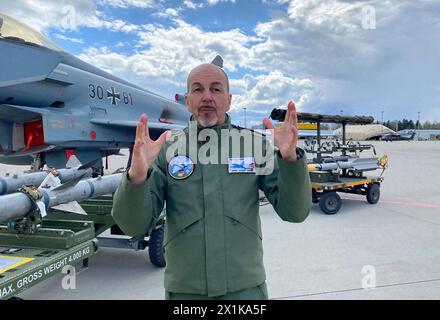 Lielvarde, Lettonie. 17 avril 2024. Le lieutenant-colonel Swen Jacob, commandant du contingent allemand, s’entretient avec des journalistes lors d’une journée médiatique devant un Eurofighter de l’armée de l’air allemande à la base aérienne de Lielvarde en Lettonie. Crédit : Alexander Welscher/dpa/Alamy Live News Banque D'Images