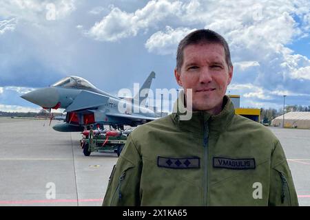 Lielvarde, Lettonie. 17 avril 2024. Viesturs Masulis, commandant de l'armée de l'air lettone, se tient devant un Eurofighter, un chasseur de l'armée de l'air allemande, à la base de l'armée de l'air lettone à Lielvarde. Crédit : Alexander Welscher/dpa/Alamy Live News Banque D'Images