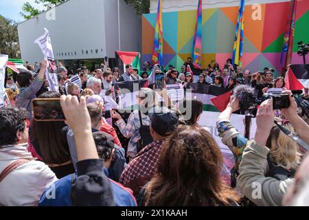 Venise, Italie, 17 avril 2024 manifestants et partisans palestiniens défilent à l'intérieur de la Biennale Giardini, s'arrêtant devant les pavillons israélien, britannique et allemand. Le titre de la Biennale Arte de cette année est "Stranieri Ovunque - étrangers partout" Marco Secchi - Alamy Live News Banque D'Images