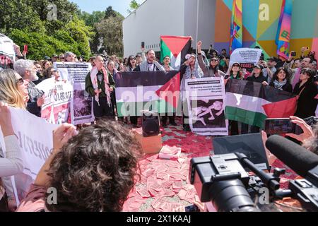 Venise, Italie, 17 avril 2024 manifestants et partisans palestiniens défilent à l'intérieur de la Biennale Giardini, s'arrêtant devant les pavillons israélien, britannique et allemand. Le titre de la Biennale Arte de cette année est "Stranieri Ovunque - étrangers partout" Marco Secchi - Alamy Live News Banque D'Images