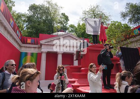 Venise, Italie, 17 avril 2024 manifestants et partisans palestiniens défilent à l'intérieur de la Biennale Giardini, s'arrêtant devant les pavillons israélien, britannique et allemand. Le titre de la Biennale Arte de cette année est "Stranieri Ovunque - étrangers partout" Marco Secchi - Alamy Live News Banque D'Images