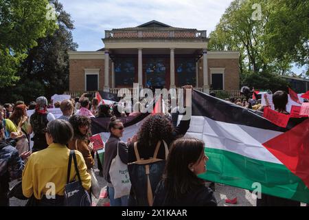 Venise, Italie, 17 avril 2024 manifestants et partisans palestiniens défilent à l'intérieur de la Biennale Giardini, s'arrêtant devant les pavillons israélien, britannique et allemand. Le titre de la Biennale Arte de cette année est "Stranieri Ovunque - étrangers partout" Marco Secchi - Alamy Live News Banque D'Images