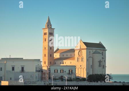 La belle cathédrale romane Basilique de San Nicola Pellegrino, à Trani. Banque D'Images