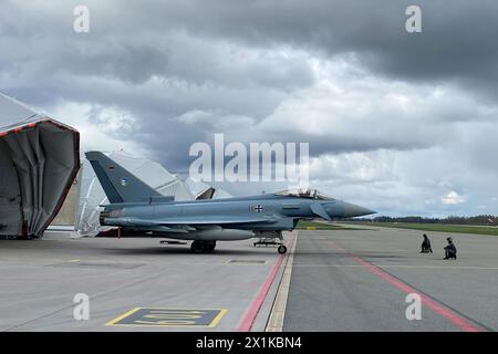 Lielvarde, Lettonie. 17 avril 2024. Eurofighter, avion de chasse de l'armée de l'air allemande, se trouve sur le tarmac de la base aérienne lettone Lielvarde. Crédit : Alexander Welscher/dpa/Alamy Live News Banque D'Images