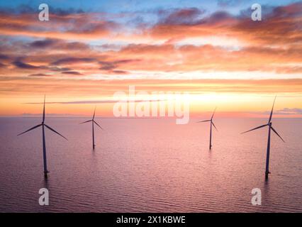 Coucher de soleil sur le parc éolien offshore aux pays-Bas Banque D'Images