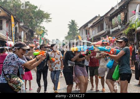 Luang Prabang, Laos. 14 avril 2024. Les gens participent à la célébration du Festival Songkran à Luang Prabang, Laos, le 14 avril 2024. Crédit : Kaikeo Saiyasane/Xinhua/Alamy Live News Banque D'Images