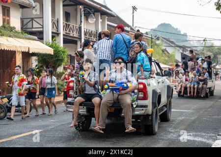 Luang Prabang, Laos. 14 avril 2024. Les gens participent à la célébration du Festival Songkran à Luang Prabang, Laos, le 14 avril 2024. Crédit : Kaikeo Saiyasane/Xinhua/Alamy Live News Banque D'Images