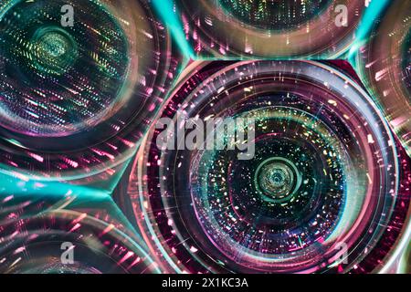 Vortex kaléidoscopique futuriste dans des teintes néon - gros plan abstrait Banque D'Images