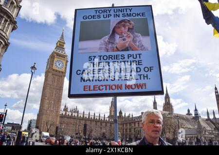 Londres, Angleterre, Royaume-Uni. 17 avril 2024. Un manifestant sur la place du Parlement tient une pancarte faisant référence aux 57 conservateurs qui ont voté contre l'interdiction de fumer. Des militants anti-conservateurs ont organisé leur manifestation hebdomadaire alors que Rishi Sunak faisait face à des PMQ. (Crédit image : © Vuk Valcic/ZUMA Press Wire) USAGE ÉDITORIAL SEULEMENT! Non destiné à UN USAGE commercial ! Banque D'Images