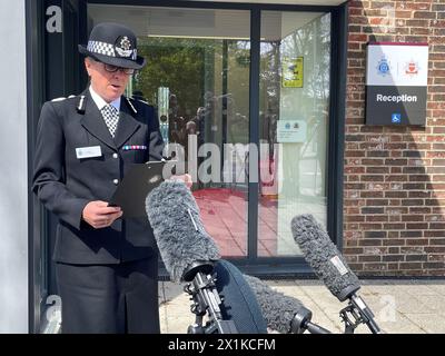 JO Shiner, chef de la police du Sussex, a fait une déclaration devant le quartier général de la force à Lewes, alors que la force de police s'est excusée pour les manquements dans ses enquêtes initiales sur les meurtres de 1986 de Babes in the Wood de deux filles de neuf ans et l'arrestation injustifiée de l'un de leurs pères. Nicola Fellows et Karen Hadaway ont été agressées sexuellement et étranglées dans les bois de Brighton, dans le Sussex de l'est, par le pédophile Russell Bishop. Date de la photo : mercredi 17 avril 2024. Banque D'Images