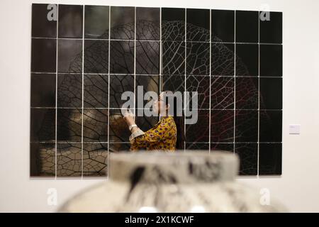 Mexico, Mexique. 16 avril 2024. Une femme visite l'exposition Atlas des artistes néerlandais Jan Hendrix au Citibanamex culture Palace, à Mexico, Mexique, le 16 avril 2024. Crédit : Francisco Canedo/Xinhua/Alamy Live News Banque D'Images