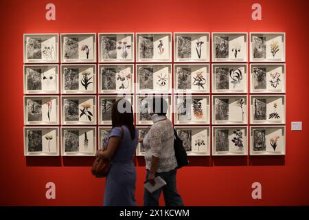 Mexico, Mexique. 16 avril 2024. Les gens visitent l'exposition Atlas des artistes néerlandais Jan Hendrix au Citibanamex culture Palace, à Mexico, Mexique, le 16 avril 2024. Crédit : Francisco Canedo/Xinhua/Alamy Live News Banque D'Images