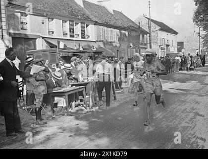 Boughera El Ouafi (franco-algérienne) et Lauri Halonen Finlande) Jeux Olympiques d'été Marathon Paris - 1924 Banque D'Images