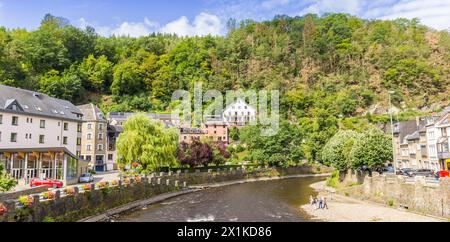 Panorama d'une plage de pierre au riverbend à la Roche-en-Ardenne, Belgique Banque D'Images