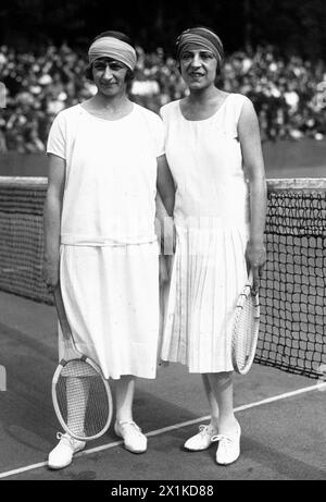 Kathleen McKane Godfree et Suzanne Lenglen aux Championnats de France de Saint-Cloud en 1925 remportées par Lenglen 6 - 1, 6 - 2. Banque D'Images