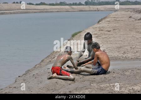 Khulna, Bangladesh - 14 avril 2024 : les courageux enfants du village jouent avec de l'argile à paikgacha à khulna, au Bangladesh. Banque D'Images