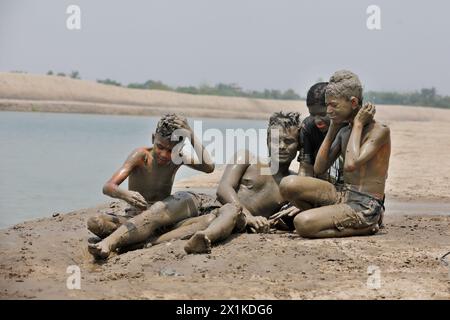 Khulna, Bangladesh - 14 avril 2024 : les courageux enfants du village jouent avec de l'argile à paikgacha à khulna, au Bangladesh. Banque D'Images