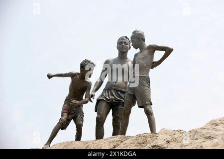 Khulna, Bangladesh - 14 avril 2024 : les courageux enfants du village jouent avec de l'argile à paikgacha à khulna, au Bangladesh. Banque D'Images