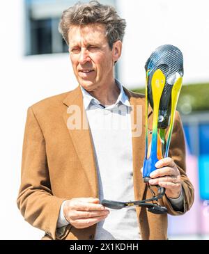 Lausanne, Suisse. 04 juillet 2024. Patrick, champion de France paralympique, présente la prothèse lors de la conférence de presse concernant le don d’une prothèse de jambe qui a été utilisée aux Jeux d’Athènes en 2004, qui a eu lieu au Musée Olympique de Vaud et qui est situé dans la vieille ville de Lausanne qui est située sur les rives du lac Léman. (Photo par : Eric Dubost/Sipa USA) crédit : Sipa USA/Alamy Live News Banque D'Images