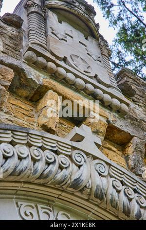 Détail de sculpture en pierre néoclassique, Bishop brute College Banque D'Images