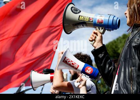 Roma, Italie. 16 avril 2024. Gli studenti dei comitati per la Palestina manifano alla Sapienza contro la riunione del senato accademico a cui partecipa la Fondazione Elisabeth de Rothschild - Cronaca- Roma, Italia - Marted&#xec;, 16 Aprile 2024 (foto Cecilia Fabiano/LaPresse)&#xa0; les étudiants des comités pour la Palestine manifestent à Sapienza contre la réunion du sénat académique avec la Fondation Elisabeth de Rothschild - Actualités - Rome, Italie - mardi 16 avril 2024 (photo Cecilia Fabiano/LaPresse) crédit : LaPresse/Alamy Live News Banque D'Images