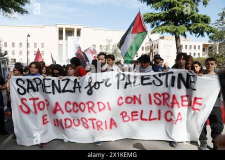 Roma, Italie. 16 avril 2024. Gli studenti dei comitati per la Palestina manifano alla Sapienza contro la riunione del senato accademico a cui partecipa la Fondazione Elisabeth de Rothschild - Cronaca- Roma, Italia - Marted&#xec;, 16 Aprile 2024 (foto Cecilia Fabiano/LaPresse)&#xa0; les étudiants des comités pour la Palestine manifestent à Sapienza contre la réunion du sénat académique avec la Fondation Elisabeth de Rothschild - Actualités - Rome, Italie - mardi 16 avril 2024 (photo Cecilia Fabiano/LaPresse) crédit : LaPresse/Alamy Live News Banque D'Images