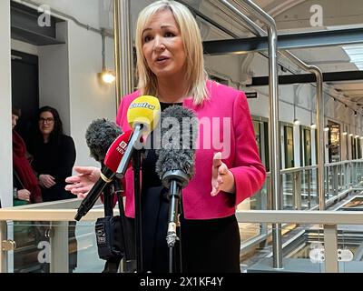 La première ministre de Stormont, Michelle O'Neill, s'adresse aux médias lors de l'inauguration officielle de la distillerie McConnell's Distillery and Visitor Experience à la prison historique de Crumlin Road à Belfast. Date de la photo : mercredi 17 avril 2024. Banque D'Images